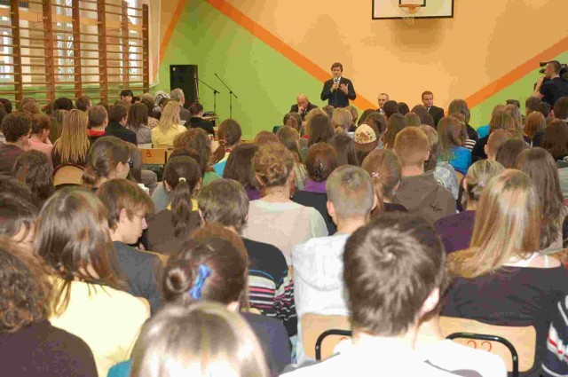 Janusz Palikota, jednego z najpopularniejszych obecnie posłów w kozienickim liceum powitała pełna sala i gromkie brawa.