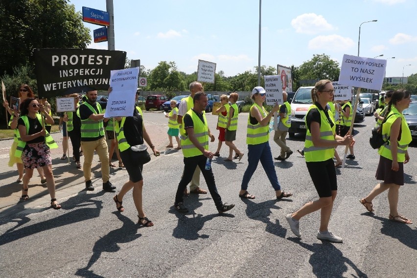 Ministrze daj ż(r)yć i siana! Weterynarze przez dwie godziny blokowali ulicę Ślężną we Wrocławiu