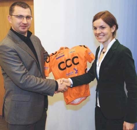 Maja Włoszczowska i Dariusz Miłek, właściciel firmy NG 2 tuż po podpisaniu umowy sponsorskiej.