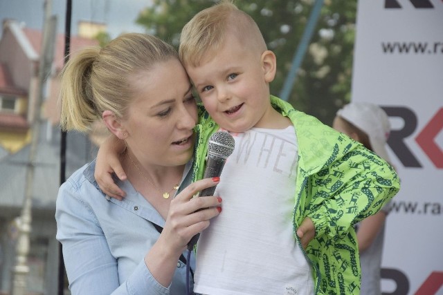 W talent show dla najmłodszych wystąpił mały Michałek, który zaśpiewał... hymn Polski. Na scenie towarzyszyła mu mama - Natalia.