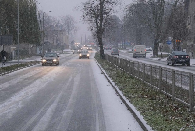 Zima zawitała do Inowrocławia i powiatu. W mieście zrobiło się biało, a na ulicach doszło do kilku stłuczek