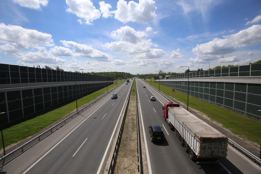 Ograniczenie do 70 km/h zostało przed miejscem gdzie do...