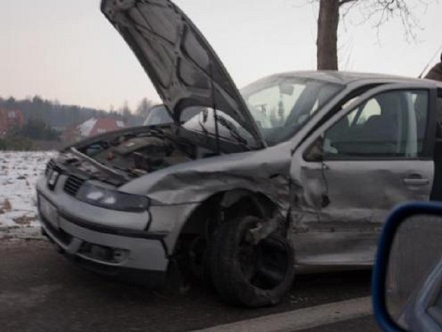 Samochody zostały mocno uszkodzone.