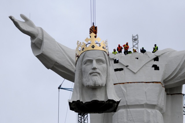 Pomnik Chrystusa Króla w Świebodzinie ma 33 metry, ale jak doliczymy koronę to wysokość figury zamknie się w 35 metrach i 30 cm.