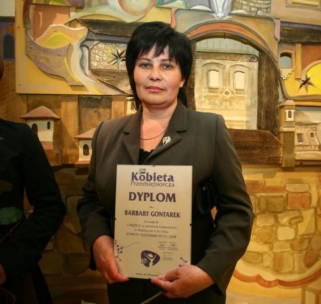 Barbara Gontarek z dyplomem Kobiety Przedsiębiorczej wręczonym na wtorkowej gali finałowej.
