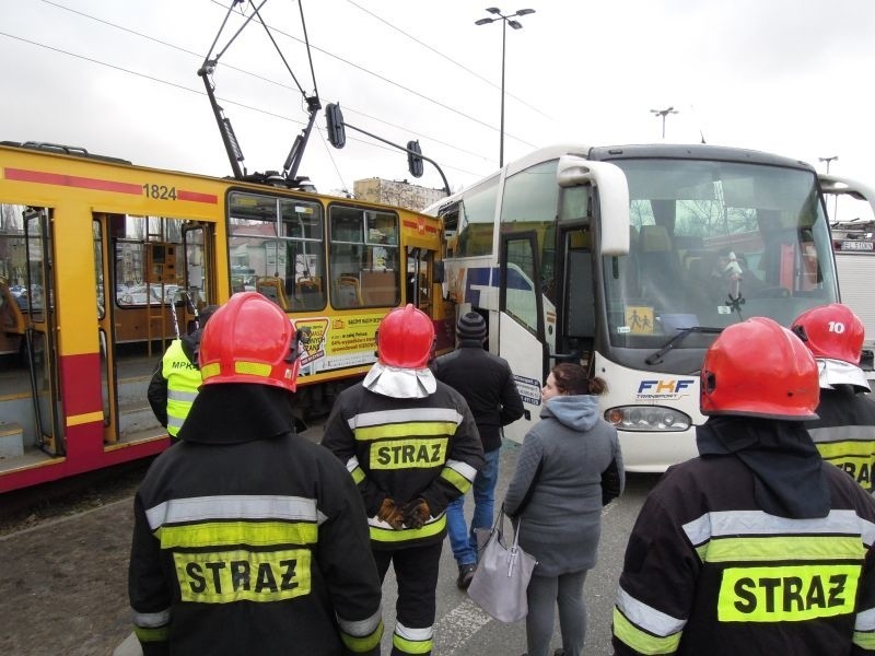 Wypadek na Aleksandrowskiej. Autobus zderzył się z tramwajem. Ranny motorniczy [zdjęcia]