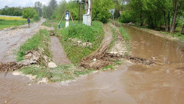 Podczas wtorkowej nawałnicy w gminie Bejsce drogi zamieniły się w rwące potoki.