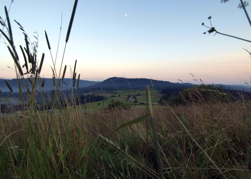 Odkryj Beskid Wyspowy. W sobotni wieczór wspięli się na Ćwilin, a w niedzielny poranek pokonali Łopusze Wschodnie