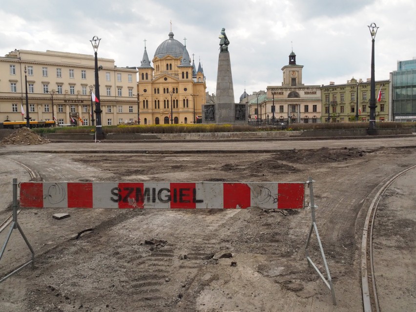 Po majówce niewiele się dzieje na placu Wolności. Robotnicy zniknęli, a terminy gonią