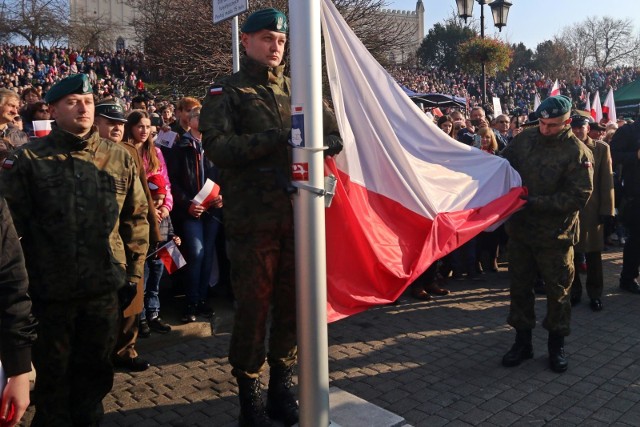Flaga Polski powinna zostać zmieniona, a wszystkiemu winne są barwy narodowe. A dokładnie odcień czerwieni. Powinien on wpisywać się w odcień karmazynowy. O doprecyzowanie odcienia czerwieni stara się Ministerstwo Kultury.