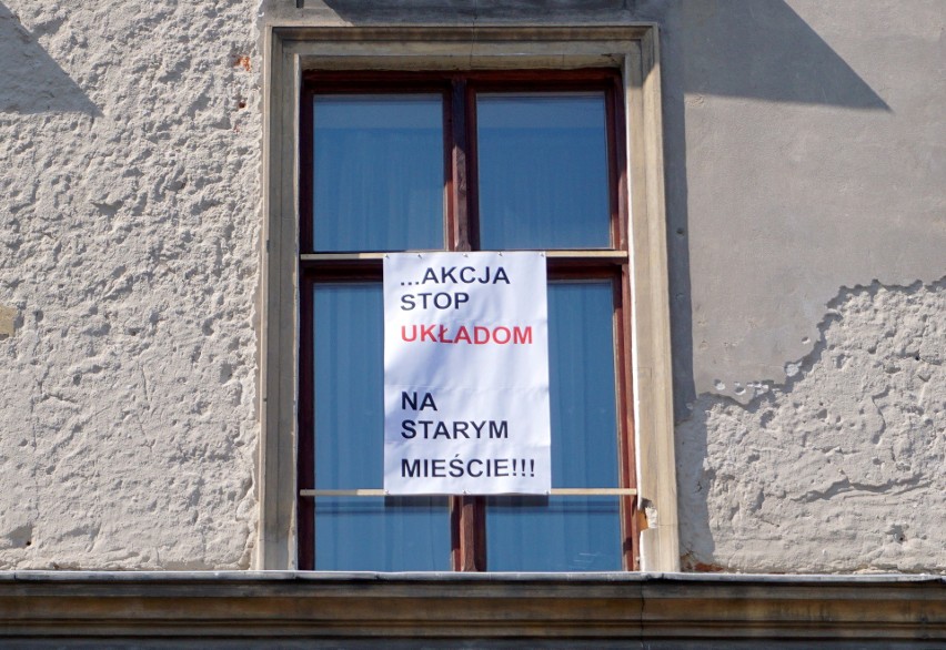 Okna kamienicy przy Grodzkiej 16 zakryły się plakatami. „Stop korupcji na Starym Mieście" - o co chodzi?