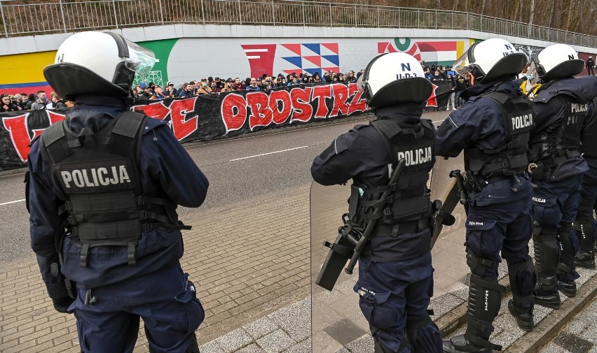 Kibice Arki Gdynia i policjanci przed stadionem miejskim...