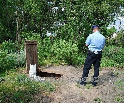 Skradzione przedmioty złodzieje ukrywali w zamaskowanym schowku wydrążonym w ziemi.