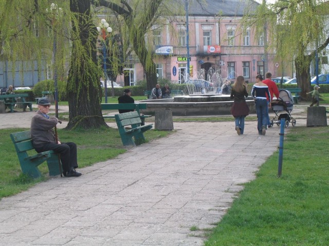 Przypominamy, jak wyglądał skierniewicki Rynek 20 lat temu, później z wyciętymi wierzbami, jak go przebudowywano, wykopaliska z fundamentami byłego ratusza, koncert na nieskończonym jeszcze Rynku i dla porównania Rynek dzisiejszy.