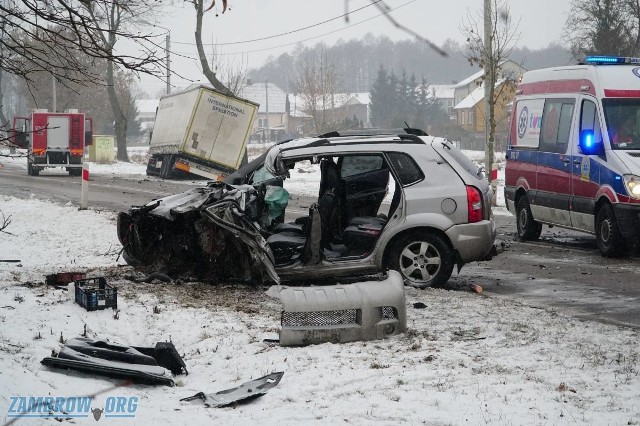 Nie żyje mężczyzna kierujący hyundaiem. Jak doszło do wypadku? Dowiedz się dalej.Zdjęcia pochodzą z: Tragiczny wypadek w Zbrzeźnicy. Jedna osoba nie żyjeCzytaj więcej tutaj: http://zambrow.naszemiasto.pl/artykul/gm-zambrow-smiertelny-wypadek-w-zbrzeznicy-droga,4945828,artgal,t,id,tm.html;Śmiertelny wypadek w Zbrzeźnicy. Droga zablokowana (zdjęcia)