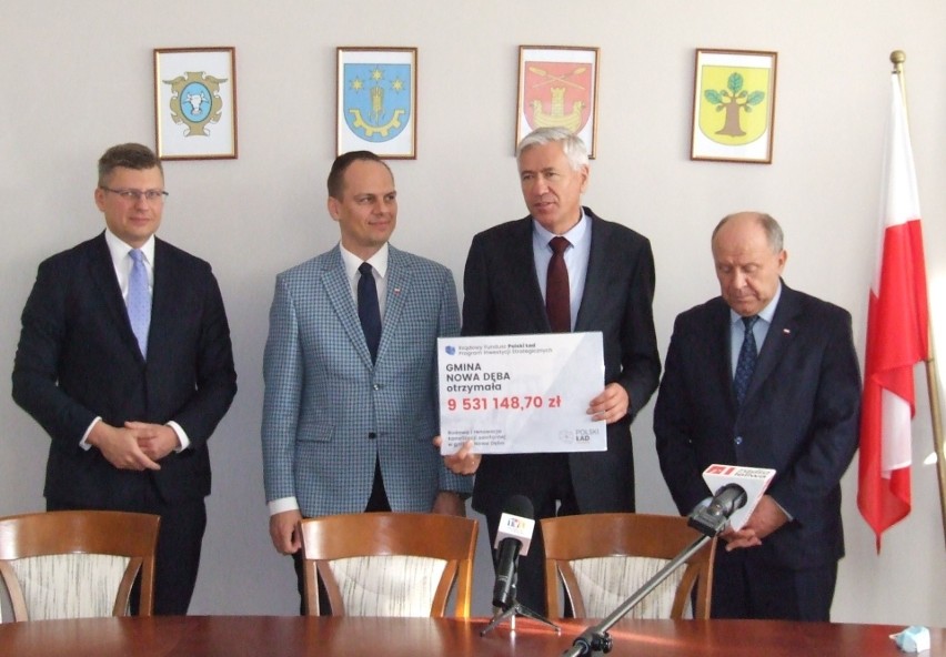 Czek dla Nowej Dęby na 9,5 miliona złotych odebrał burmistrz...
