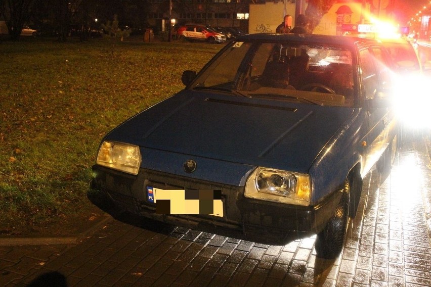 Wypadek na Limanowskiego: samochód potrącił kobietę na przejściu dla pieszych [ZDJĘCIA]