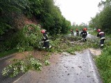 Łęki. Na drogę powiatową Myślenice-Wiśniowa osunęła się ziemia