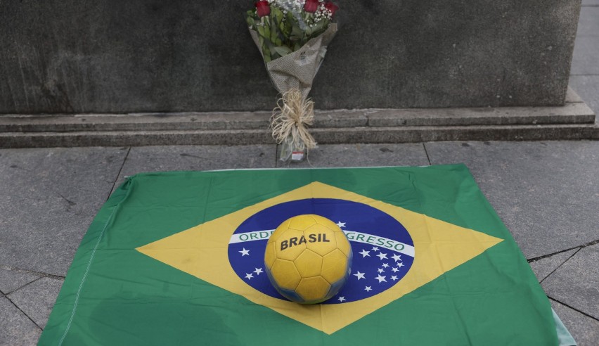 Brazylia pogrążona w płaczu. Kibice wspominają Pelego: Żegnaj królu! Byłeś najlepszym piłkarzem świata!