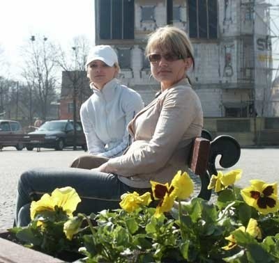 - Miło posiedzieć przy kolorowych i kwiatach - mówią Patrycja Łężak i Milena Domańska, które odpoczywają w centrum miasta