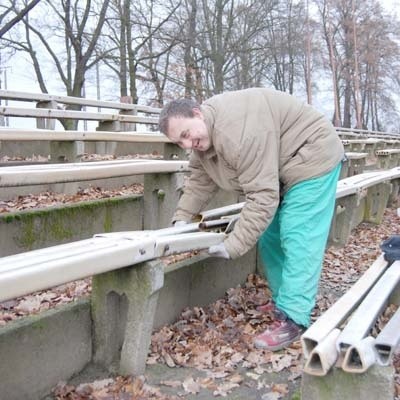 Pracownik ośrodka sportowego Rafał Przybysz zbyt często musi naprawiać zdewastowane przez wandali ławki na stadionie