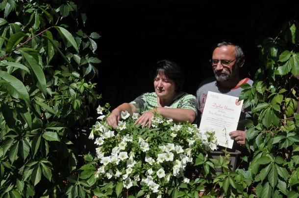 - W nagrodę za pierwsze miejsce dostaliśmy 800 zł w bonach do realizacji w sklepach ogrodniczych - mówi Teresa Kornaszewska. - Ale dotąd jeszcze nie mieliśmy czasu ich zrealizować - dodaje mąż. 