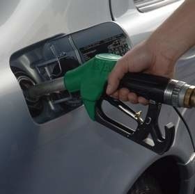 W ciągu kilku dni ceny paliw spadną na stacjach o około 5 groszy. (fot. archiwum)