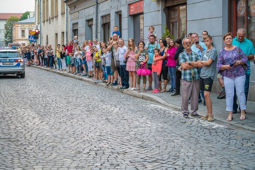 Nowy Sącz: Barwny korowód małych górali z całego świata 