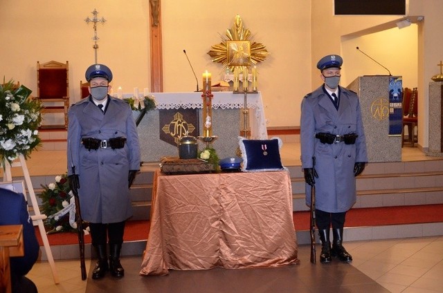 Pogrzeb policjanta z Człuchowa 5.12.2020. Uroczystości pogrzebowe Mateusza Króla odbyły się zgodnie z policyjnym ceremoniałem