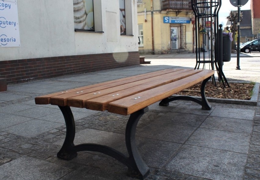 Odnowione ławki na ulicy Radomskiej.