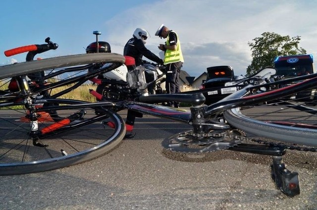W niedzielę (3 lipca) na łuku drogi w miejscowości Wierzbięcin koło Bruskowa, kierowca samochodu potrącił dwóch rowerzystów i uciekł z miejsca wypadku.