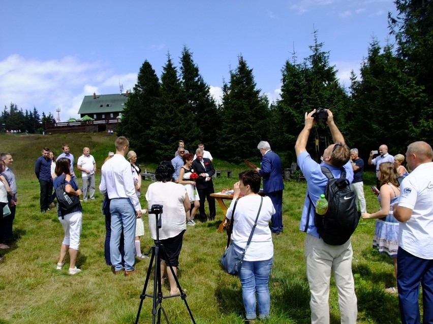 Ślub na Skrzycznem! [ZDJĘCIA] Pobrali się w Beskidach, bo lubią wędrówki górskie