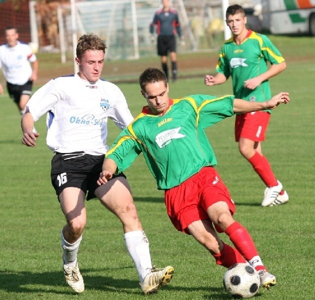 Piłkarze Sokoła Nisko (z piłką Damian Wojtak) zremisowali u siebie z Wisłokiem Wiśniowa 1:1.