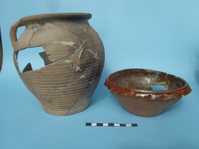 Archeolodzy znależli dużą liczbę naczyń emaliowanych (dzbanki, miski, talerze)
