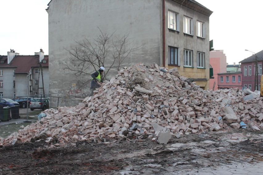 Chrzanów. Trwa wielkie wyburzanie. Kamienica i dworzec kolejowy legły w gruzach [ZDJĘCIA]