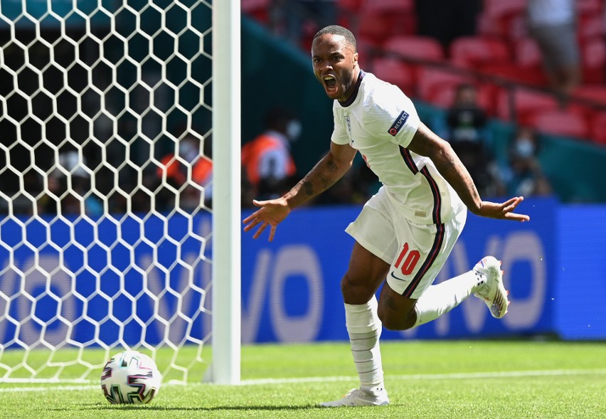 Raheem Sterling z reprezentacji Anglii cieszy się po golu w...