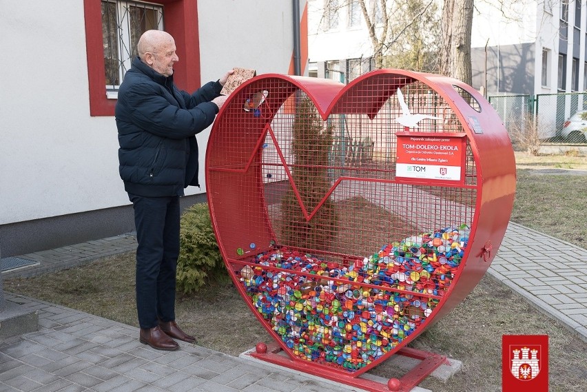 Rozkręca się zbiórka nakrętek do pojemników w kształcie serc