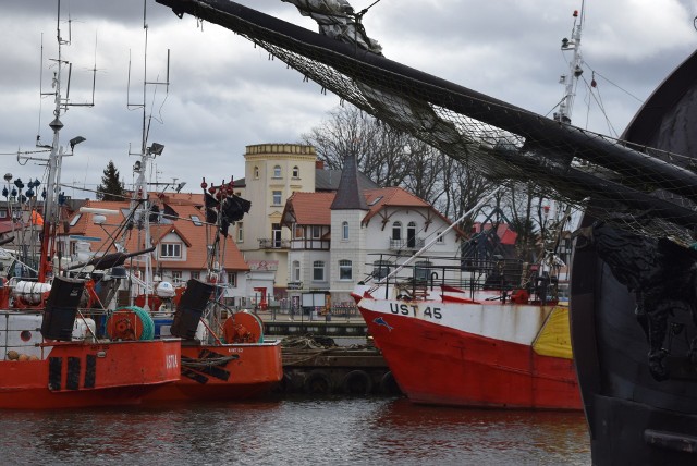 Zapełnione jednostkami baseny portowe w Ustce