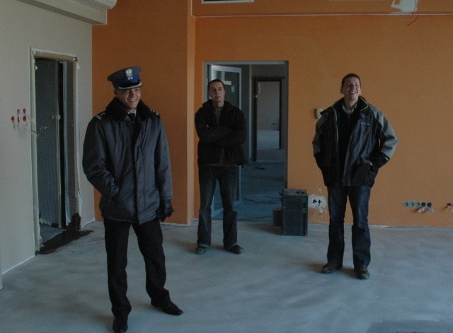 Policjanci, a także ich szef Piotr Pala (z lewej) cieszą się na myśl o nowej siedzibie. Z prawej kierownik budowy Jarosław Kopciuch.