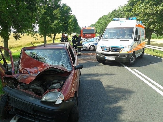 Osobowy fiat zderzył się z dostawczym volkswagenem.