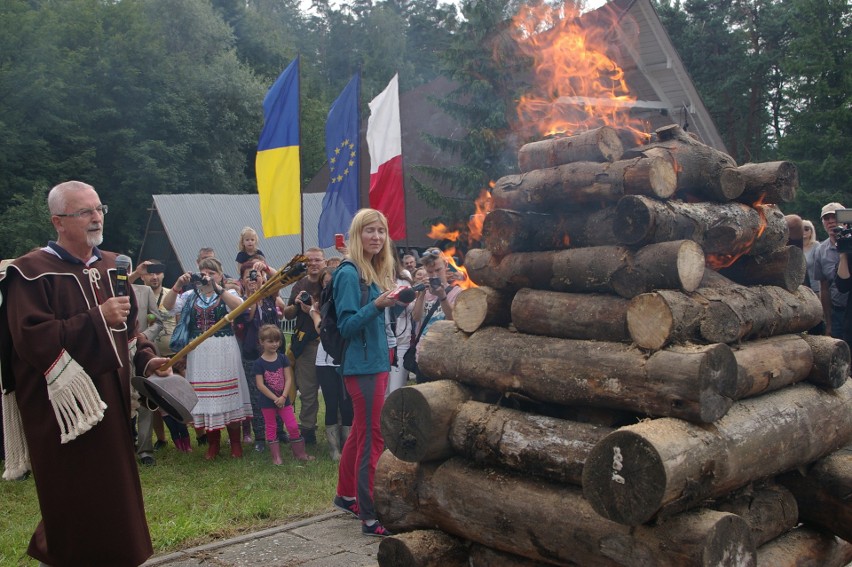 Zdynia. Zapłonęła Watra. Rozpoczął się 36. Festiwal Kultury Łemkowskiej