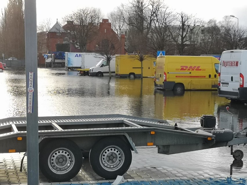 Sztorm w Świnoujściu. Bałtyk zatopił plażę oraz nabrzeża wysp. Takiej sytuacji nie było tu już dawno [ZDJĘCIA]