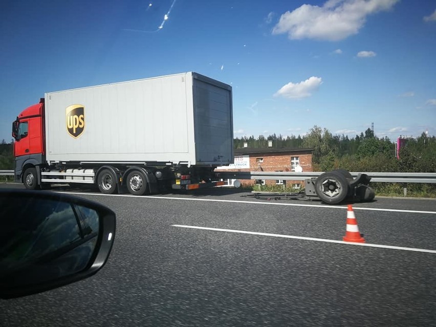 Autostrada A4: kontener zsunął się z ciężarówki na węźle...