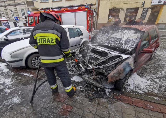 Do zdarzenia doszło w niedzielę na Placu Legionów w Przemyślu. Obywatel Ukrainy przyjechał na parking osobowym volkswagenem golfem. Po kilkudziesięciu minutach w wyniku samozapłonu zaczęła się palić komora silnika. Mimo szybkiej interwencji strażaków samochód został poważnie uszkodzony.Zobacz też: Pożar osobowego audi na ul. Przekopanej w Przemyślu
