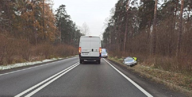 W środę, 2 grudnia, ok. godz. 10 na drodze krajowej nr 74 za Sulejowem w kierunku Jaksonka doszło do kolizji oznakowanego radiowozu opel insignia piotrkowskiej drogówki. Kierowca radiowozu stracił panowanie nad autem, zjechał z drogi i wylądował w rowie.KOLEJNE ZDJĘCIA I WIĘCEJ INFORMACJI - KLIKNIJ DALEJ