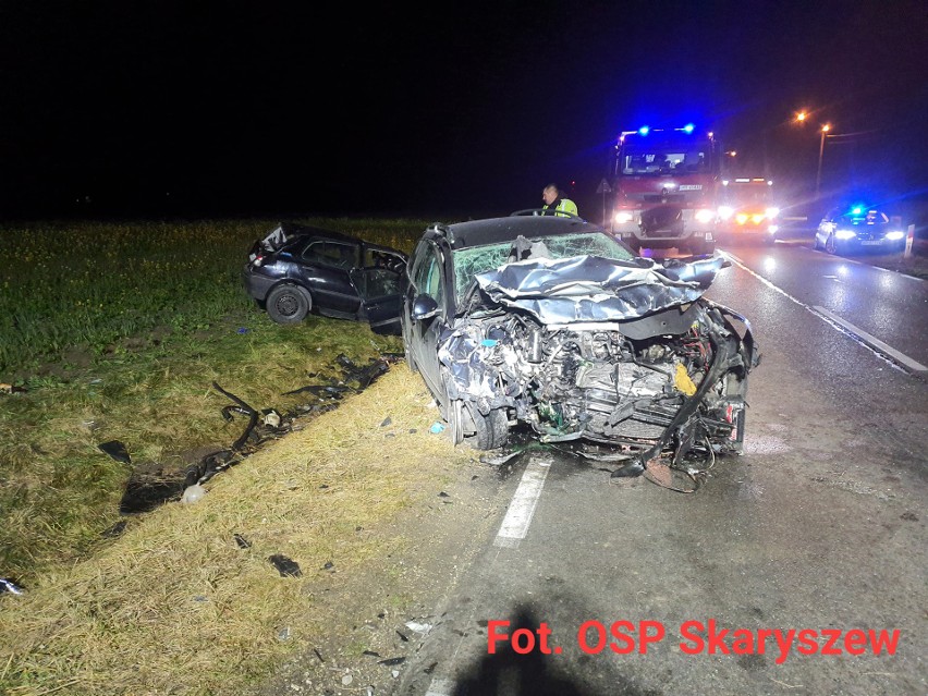 W wyniku czołowego zderzenia dwóch pojazdów w Odechowie na...