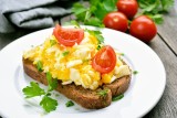 Pomysł na śniadanie. Jajko na kilka sposobów: jajko na miękko, po wiedeńsku, sadzone, omlet i jajecznica [PORADNIK] 