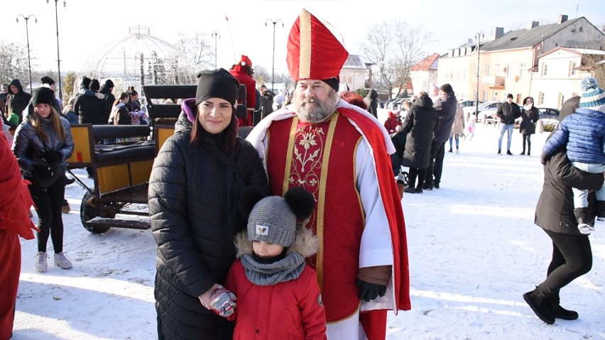 Święty Mikołaj pojawił się na ulicach Rypina. Zobacz wideo