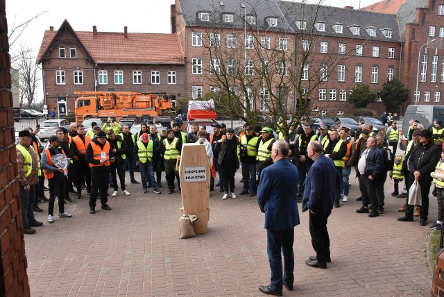 Drugi protest rolniczy w Malborku odbył się 20 marca br. Uczestnicy jeździli powoli po drogach krajowych i wzięli udział w marszu z symboliczną trumną pod Starostwo Powiatowe.
