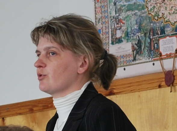 Justyna Gnatkowska podczas sesji rady gminy w Łysych